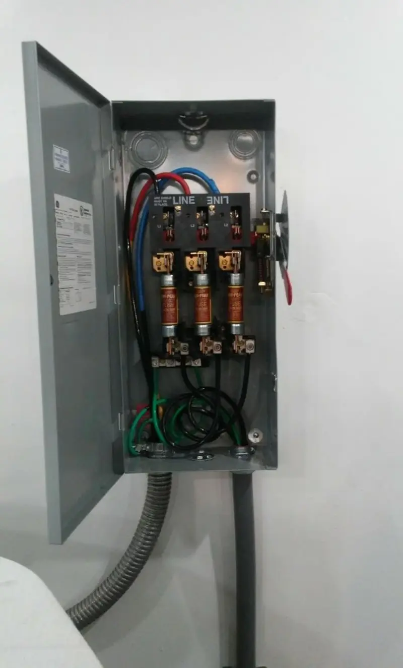 Three-phase disconnect switch installed for Smoke Detector Installation in Lesslie